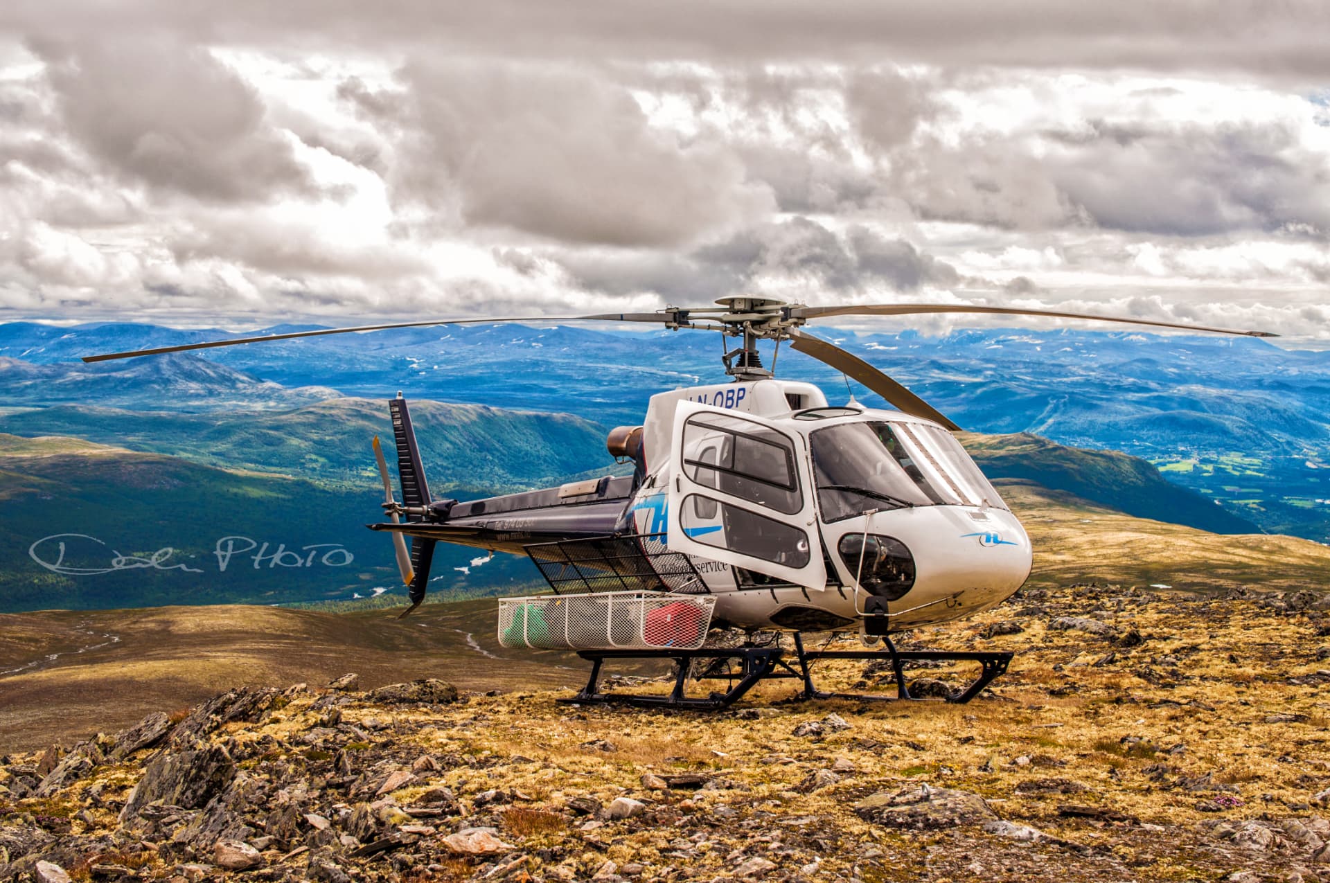 Helikopter frakter materialer til fjellområde
