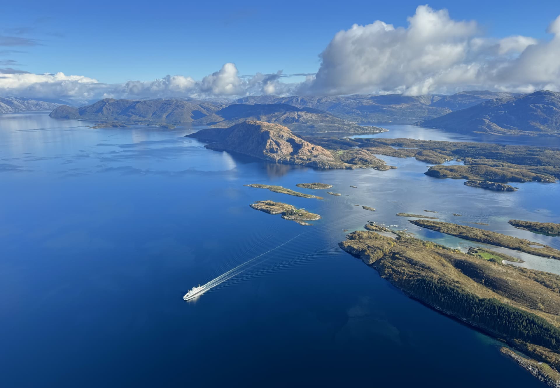 Kystlandskap sett fra helikopter