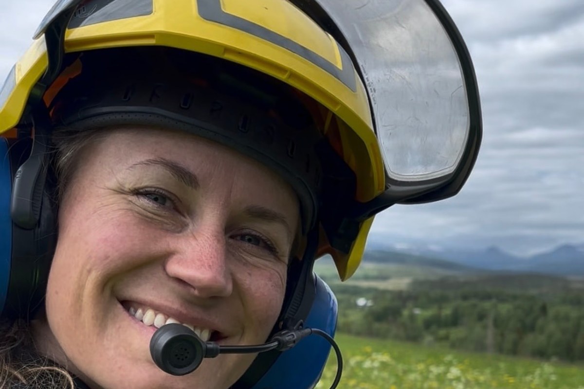 Lastemann med hjelm og headset i felt før løft